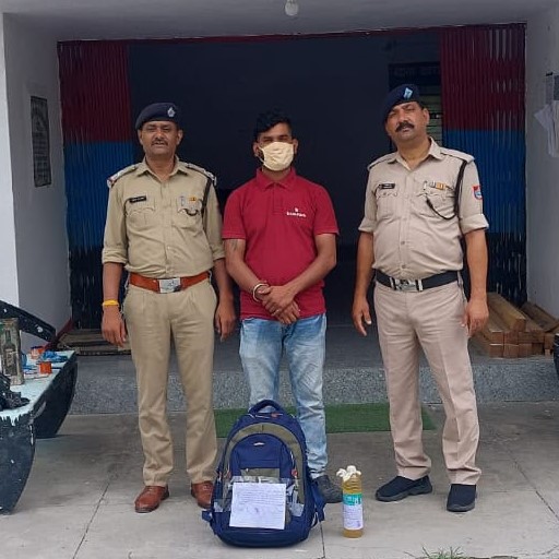 शिकंजा: मोहान चेकपोस्ट पर कच्ची शराब के साथ तस्कर गिरफ्तार, बाइक सीज