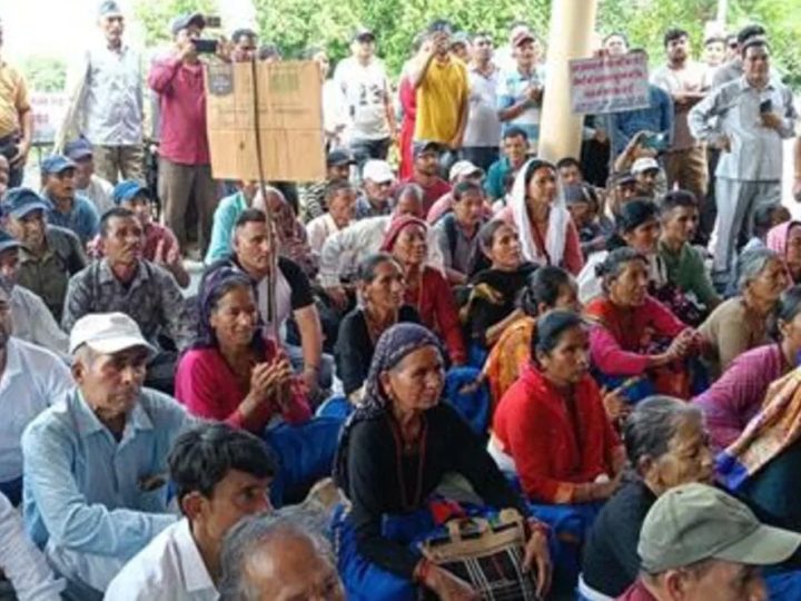 आवाज़: सड़क की मांग न माने जाने पर बढ़ा जनाक्रोश, जिला मुख्यालय पर गरजे सात गांवों के लोग