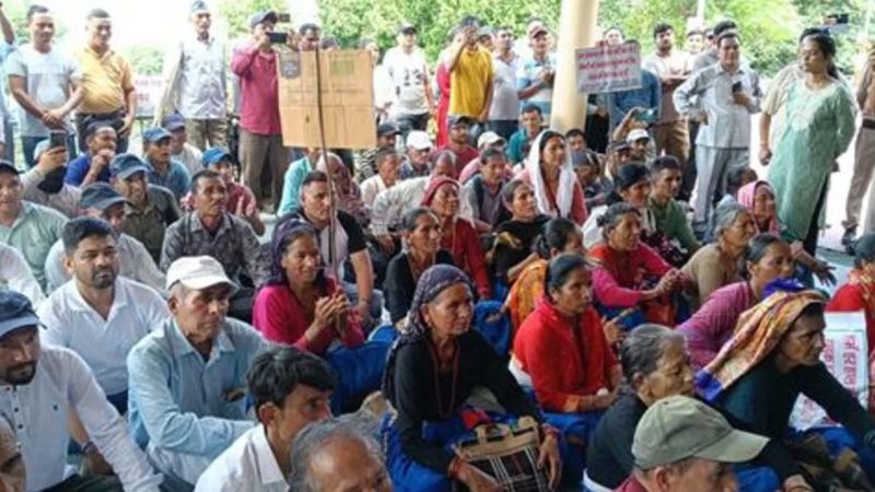 आवाज़: सड़क की मांग न माने जाने पर बढ़ा जनाक्रोश, जिला मुख्यालय पर गरजे सात गांवों के लोग