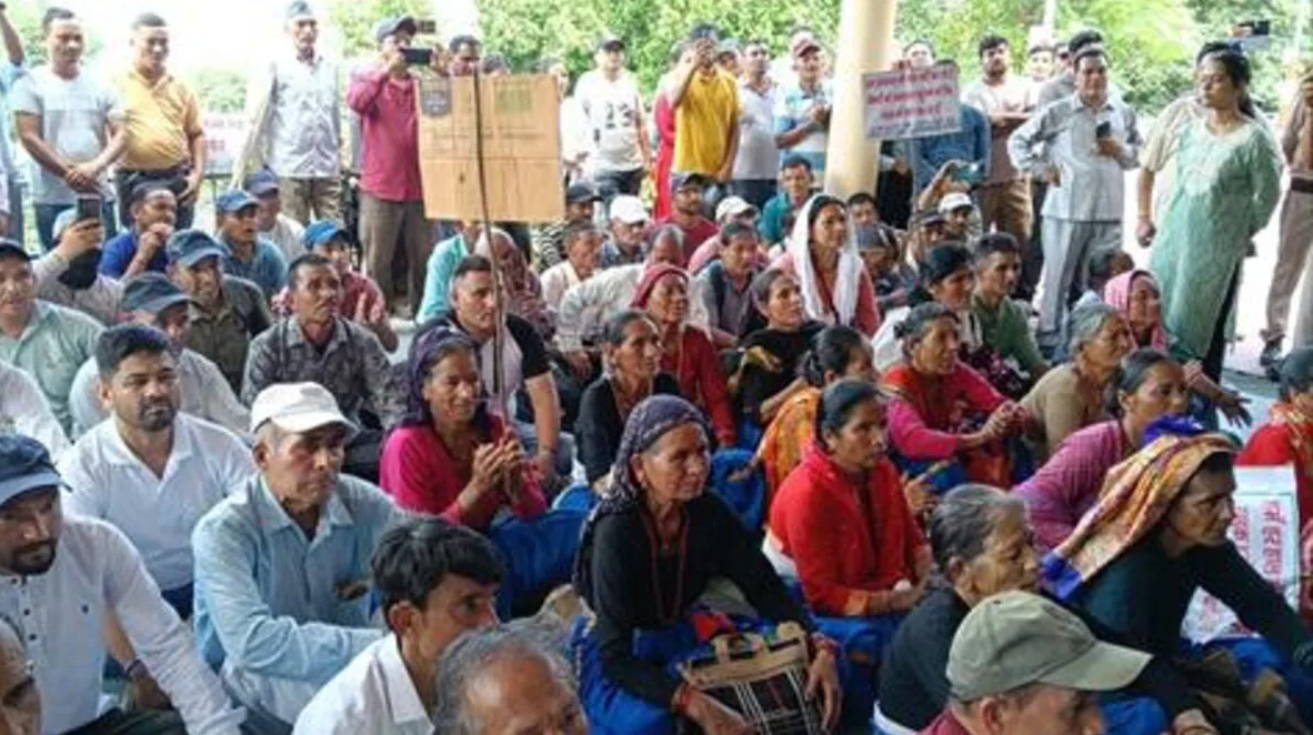 आवाज़: सड़क की मांग न माने जाने पर बढ़ा जनाक्रोश, जिला मुख्यालय पर गरजे सात गांवों के लोग