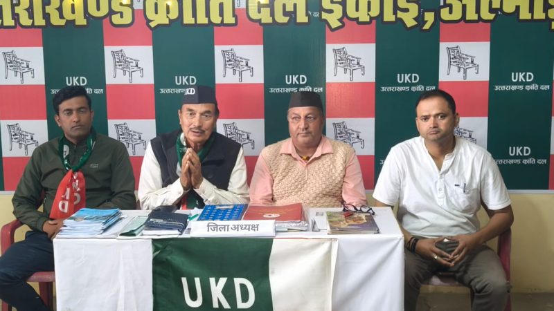 स्वागत: कांग्रेस छोड़ यूकेडी में आए दिनेश कुंजवाल ने स्वास्थ्य-शिक्षा व सड़कों की बदहाली पर रखे विचार