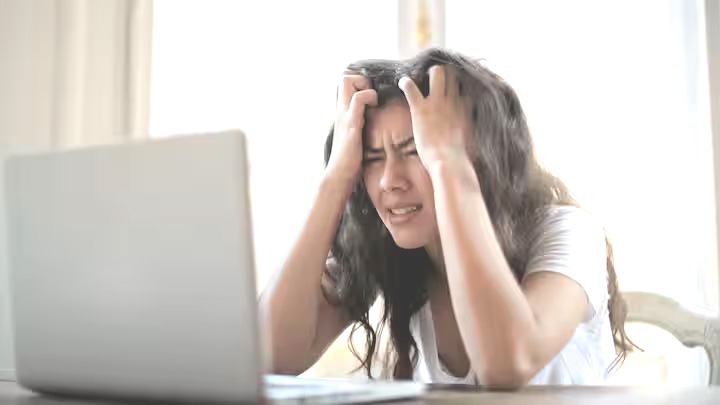 हैल्थ टिप्स: देर तक स्क्रीन के सामने बैठने से सिरदर्द हो रहा है? इन 5 तरीकों से पाएं राहत….