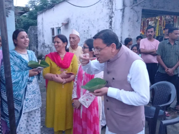 मुख्यमंत्री धामी ने ‘लोकल फॉर वोकल’ को दिया प्रोत्साहन, लोहियाहेड में पैदल पहुंचकर स्थानीय स्टॉल पर लिया टिकी का स्वाद