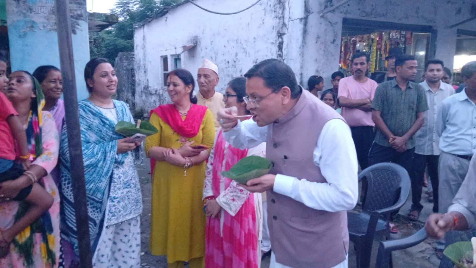 मुख्यमंत्री धामी ने ‘लोकल फॉर वोकल’ को दिया प्रोत्साहन, लोहियाहेड में पैदल पहुंचकर स्थानीय स्टॉल पर लिया टिकी का स्वाद