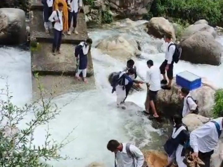 मज़बूरी: उफनती बौनगाड़ पार कर स्कूल पहुंच रहे हैं छात्र-शिक्षक, लोनिवि की अनदेखी से ग्रामीणों में रोष 