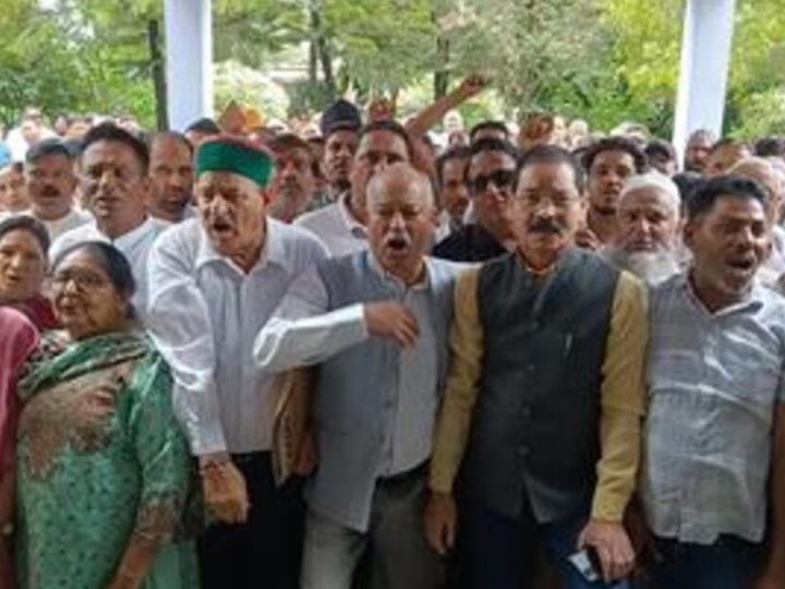 आक्रोश: सीलिंग भूमि पर भड़का जनसंघर्ष मोर्चा, तहसील का घेराव कर जताया विरोध  