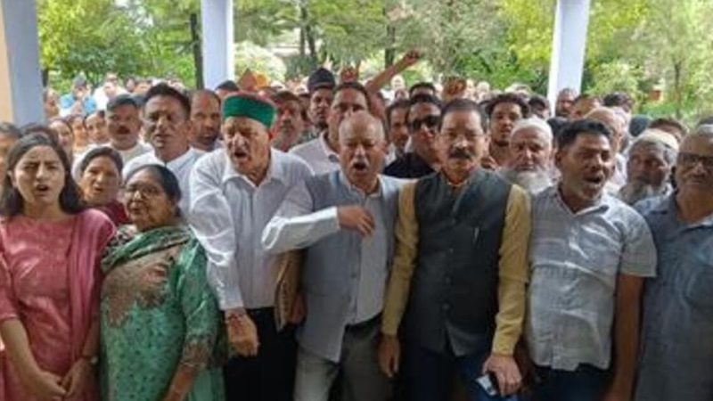 आक्रोश: सीलिंग भूमि पर भड़का जनसंघर्ष मोर्चा, तहसील का घेराव कर जताया विरोध  