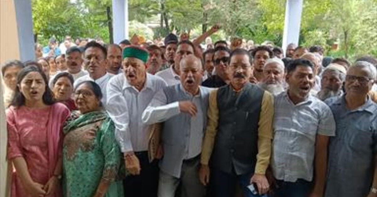 आक्रोश: सीलिंग भूमि पर भड़का जनसंघर्ष मोर्चा, तहसील का घेराव कर जताया विरोध  