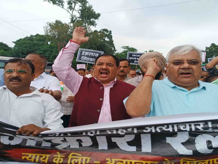 विरोध प्रदर्शन: वरिष्ठ नेता डॉ हरक सिंह रावत के नेतृत्व में कांग्रेसियों ने  निकाली आक्रोश रैली    