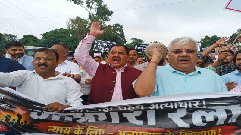 विरोध प्रदर्शन: वरिष्ठ नेता डॉ हरक सिंह रावत के नेतृत्व में कांग्रेसियों ने  निकाली आक्रोश रैली    