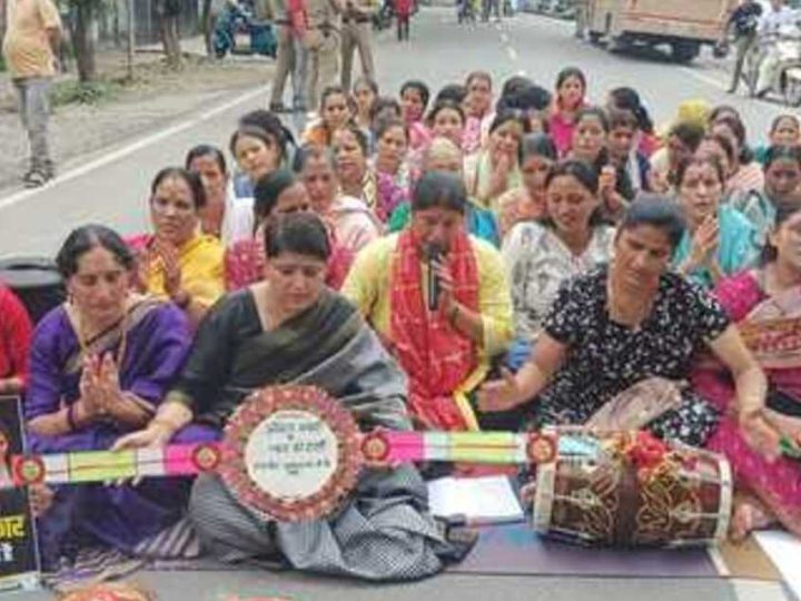 आक्रोश: अंकिता भंडारी को न्याय के दिलाने लिए महिला कांग्रेस ने ढोलक बजाकर किया धरना प्रदर्शनकारियों