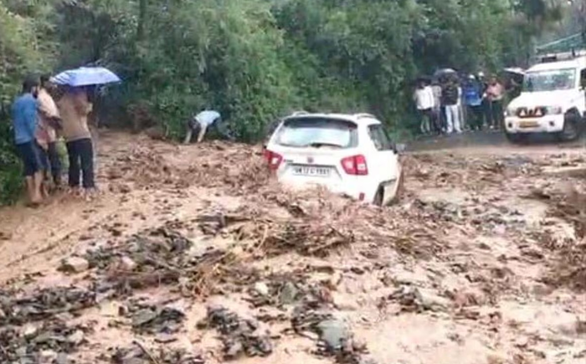 आफ़त: भारी बारिश के चलते पछुवादून और जौनसार के सात मोटर मार्गों पर यातायात रहा ठप