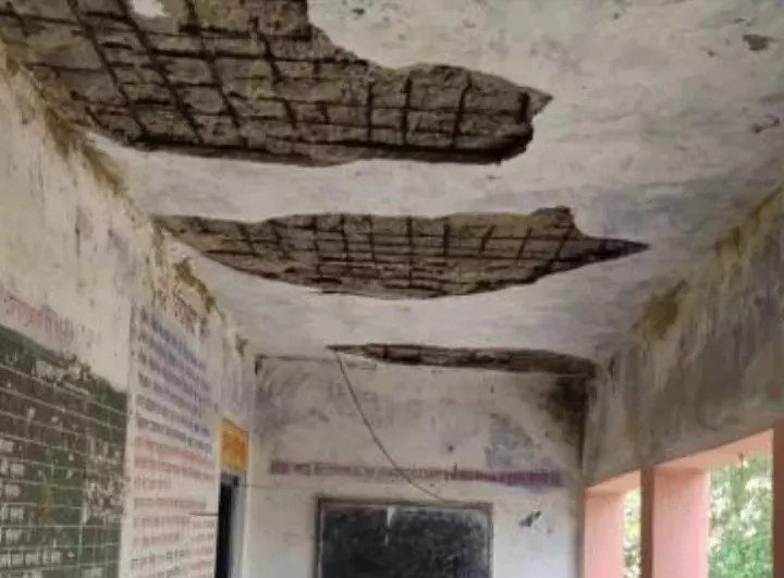 दुर्दशा: छत से गिर रहा प्लास्टर, अतिरिक्त कक्ष में संचालित हो रही कक्षाएं