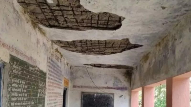 दुर्दशा: छत से गिर रहा प्लास्टर, अतिरिक्त कक्ष में संचालित हो रही कक्षाएं