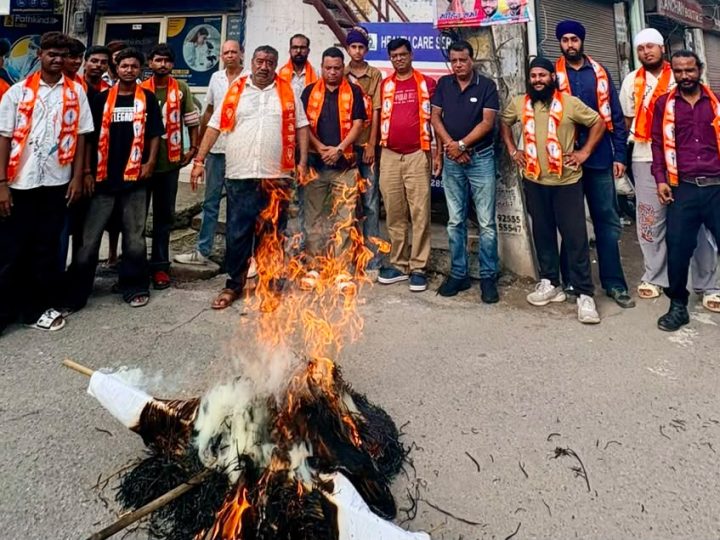 विरोध: चीनी की बढ़ती कीमतों के विरोध में शिवसेना ने फूंका केंद्र सरकार का पुतला