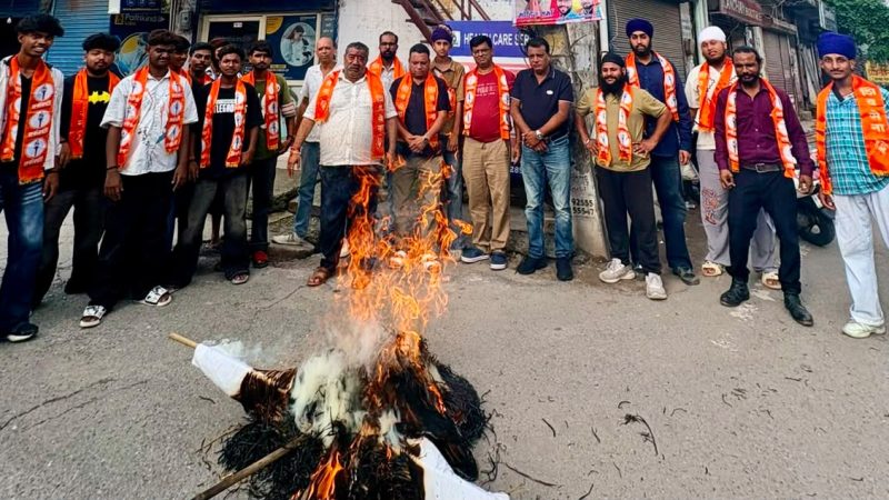 विरोध: चीनी की बढ़ती कीमतों के विरोध में शिवसेना ने फूंका केंद्र सरकार का पुतला