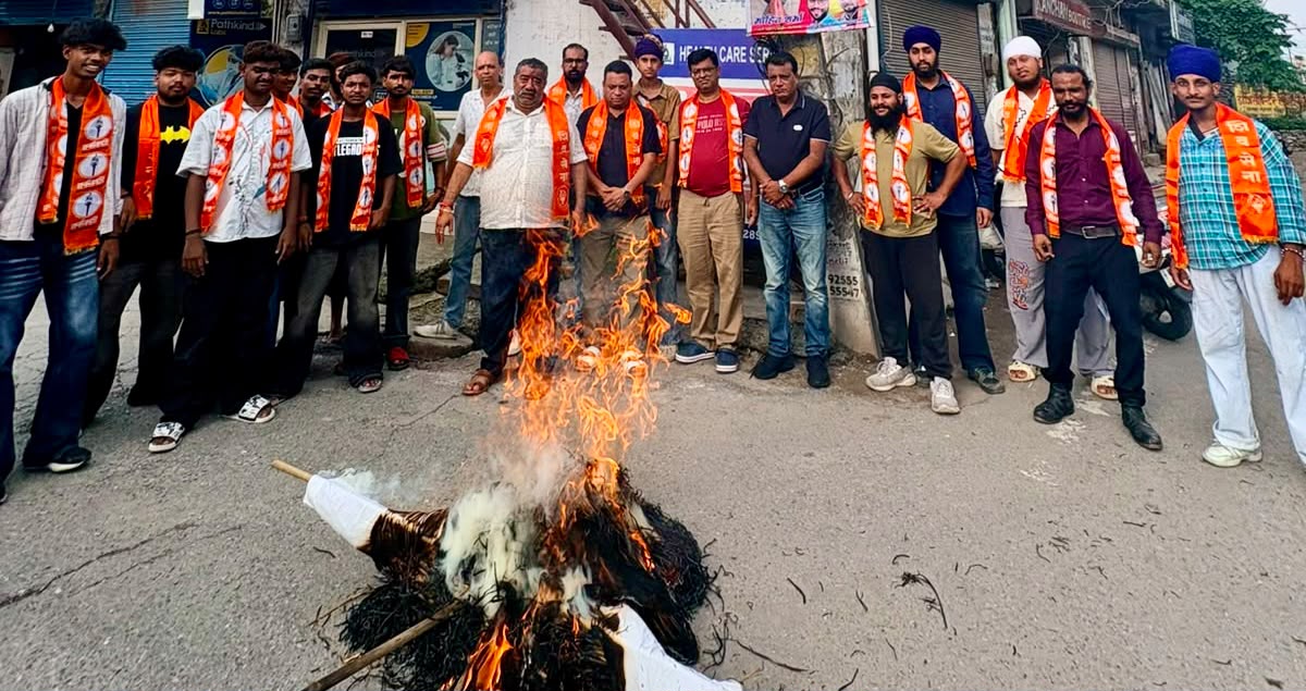 विरोध: चीनी की बढ़ती कीमतों के विरोध में शिवसेना ने फूंका केंद्र सरकार का पुतला