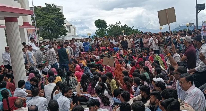 आक्रोश: प्रस्तावित मेडिकल कॉलेज को नरेंद्रनगर ले जाए जाने के विरोध में सड़क पर उतरे विभिन्न संगठन