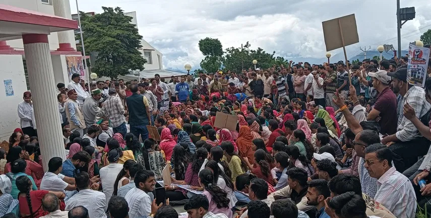 आक्रोश: प्रस्तावित मेडिकल कॉलेज को नरेंद्रनगर ले जाए जाने के विरोध में सड़क पर उतरे विभिन्न संगठन