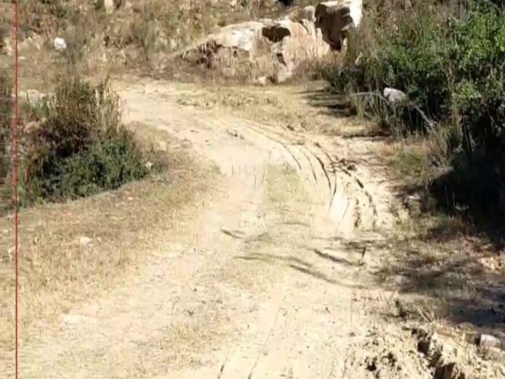 हालात: खड़सारी-ढकरोल कच्ची और संकरी सड़क पर सफर बना मजबूरी