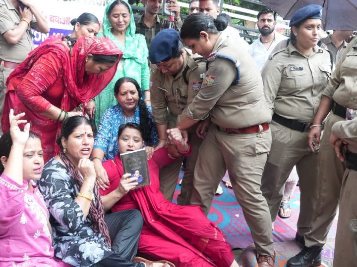 विरोध: बारिश के बीच कांग्रेस का डीएम कार्यालय पर सरकार विरोधी प्रदर्शन, पुलिस से हुई धक्कामुक्की