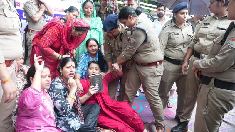 विरोध: बारिश के बीच कांग्रेस का डीएम कार्यालय पर सरकार विरोधी प्रदर्शन, पुलिस से हुई धक्कामुक्की