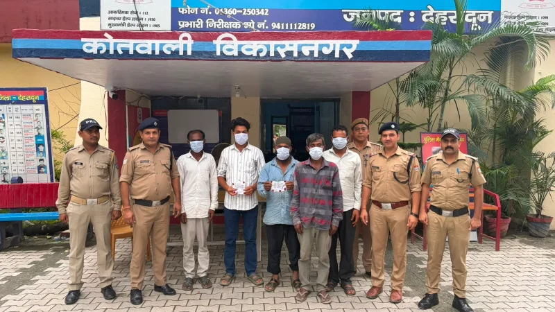 सार्वजनिक स्थान पर जुआ खेलने वाले अभियुक्तों को पुलिस ने किया गिरफ्तार