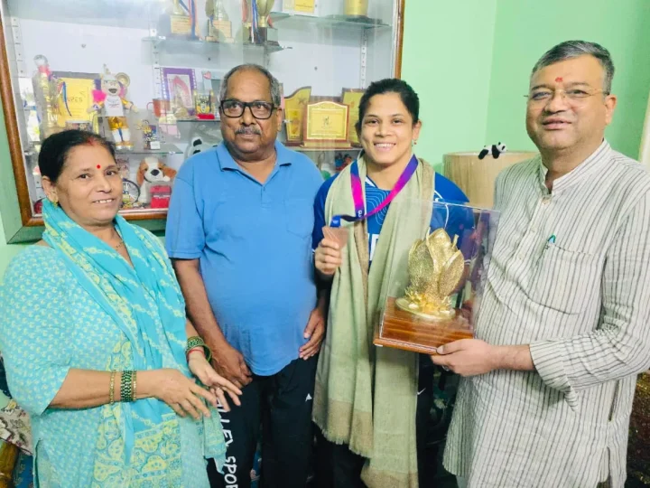 कॉमनवेल्थ गेम्स में कांस्य पदक जीतने वाली उन्नति शर्मा को मेयर सौरभ थपलियाल ने किया सम्मानित