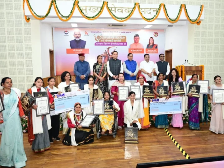 मुख्यमंत्री ने तीलू रौतेली एवं आंगनबाड़ी कार्यकत्री पुरस्कार से मातृशक्ति को किया सम्मानित