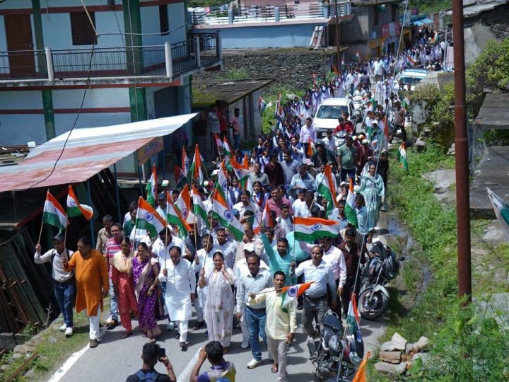 ‘हर घर तिरंगा’ यात्रा: युवाओं ने जोश में लगाए देशभक्ति के नारे,कैबिनेट मंत्री डाॅ. रावत के नेतृत्व में तिरंगे के रंग में रंगा पैठाणी