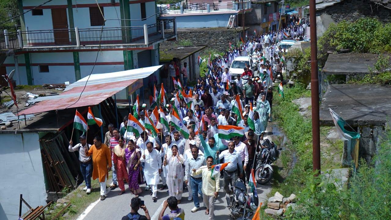 ‘हर घर तिरंगा’ यात्रा: युवाओं ने जोश में लगाए देशभक्ति के नारे,कैबिनेट मंत्री डाॅ. रावत के नेतृत्व में तिरंगे के रंग में रंगा पैठाणी