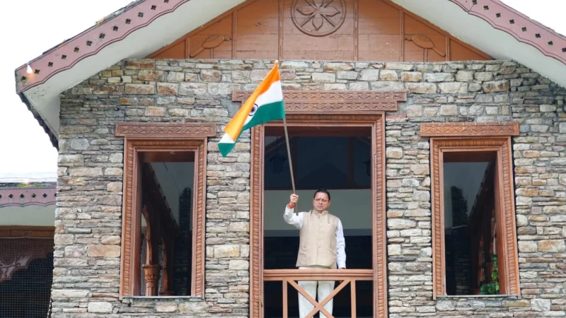 सीएम धामी ने मुख्यमंत्री आवास पर तिरंगा लगाकर दिया ‘हर घर तिरंगा’ का संदेश