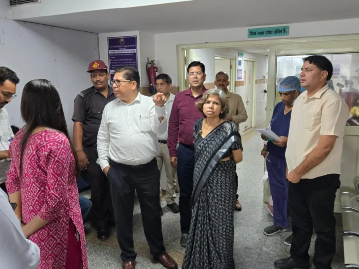 निदेशक चिकित्सा शिक्षा डॉ. आशुतोष सायना ने दून मेडिकल कॉलेज चिकित्सालय का किया सघन निरीक्षण, व्यवस्थाओं में लापरवाही पर दिए कड़े निर्देश