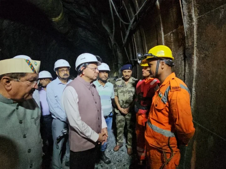संकट की घड़ी में मौके पर पहुंचे सीएम धामी, टनल में चल रहे रेस्क्यू ऑपरेशन का लिया जायजा