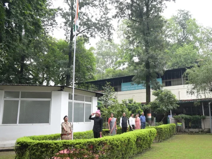 स्वतंत्रता दिवस पर जिलाधिकारी डॉ0 आशीष चौहान ने कलेक्ट्रेट परिसर में किया ध्वजारोहण