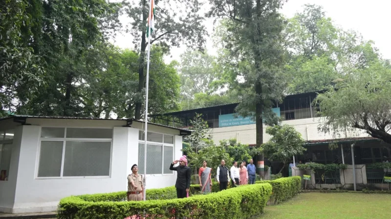 स्वतंत्रता दिवस पर जिलाधिकारी डॉ0 आशीष चौहान ने कलेक्ट्रेट परिसर में किया ध्वजारोहण