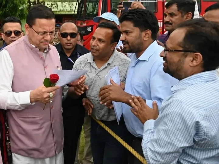 बेरोजगार डिग्रीधारी लैब तकनीशियनों ने हल्द्वानी में मुख्यमंत्री पुष्कर सिंह धामी से की मुलाकात