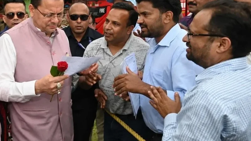 बेरोजगार डिग्रीधारी लैब तकनीशियनों ने हल्द्वानी में मुख्यमंत्री पुष्कर सिंह धामी से की मुलाकात