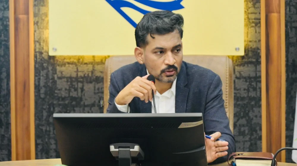 सीएम हेल्पलाइन की लंबित शिकायतों का प्राथमिकता से करें निस्तारणः जिलाधिकारी; 180 दिन से अधिक लंबित शिकायतों पर अधिकारियों को चेतावनी