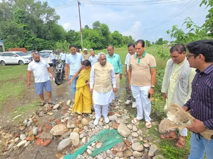 बाढ़ प्रभावित क्षेत्रों का मंत्री और विधायक ने किया स्थलीय निरीक्षण, अधिकारियों को त्वरित कार्रवाई के निर्देश