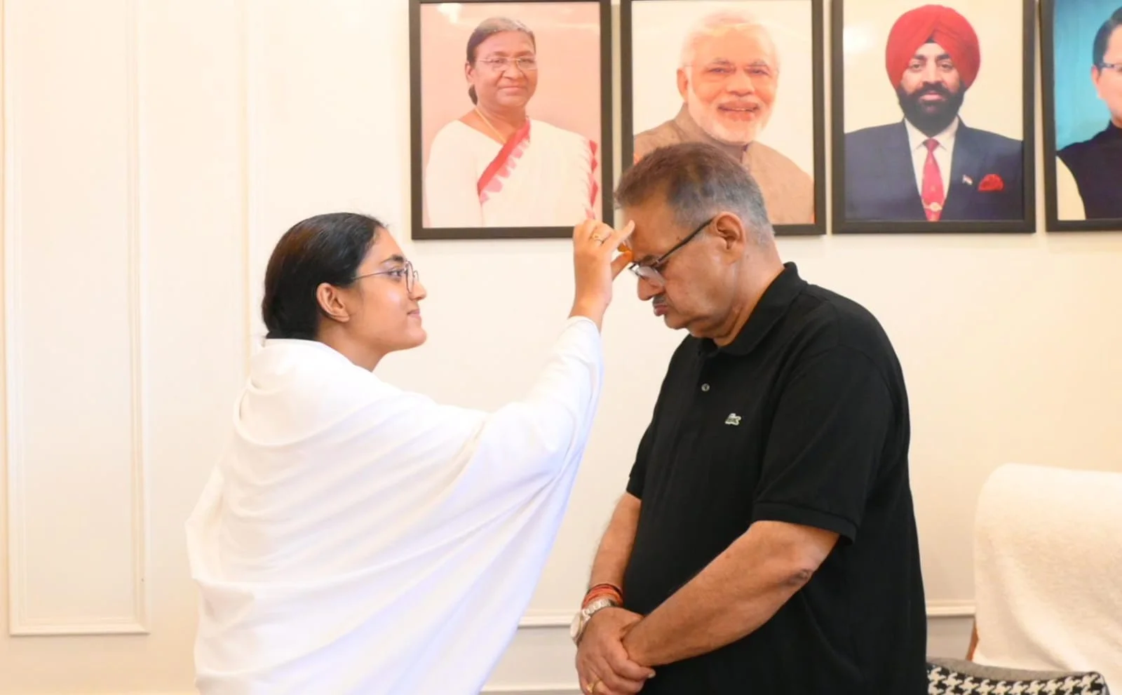 रक्षा सूत्र के साथ मजबूत हुआ स्नेह और विश्वास का बंधन, ब्रह्मकुमारी बहनों ने मंत्री गणेश जोशी को दी अग्रिम रक्षाबंधन की शुभकामनाएं