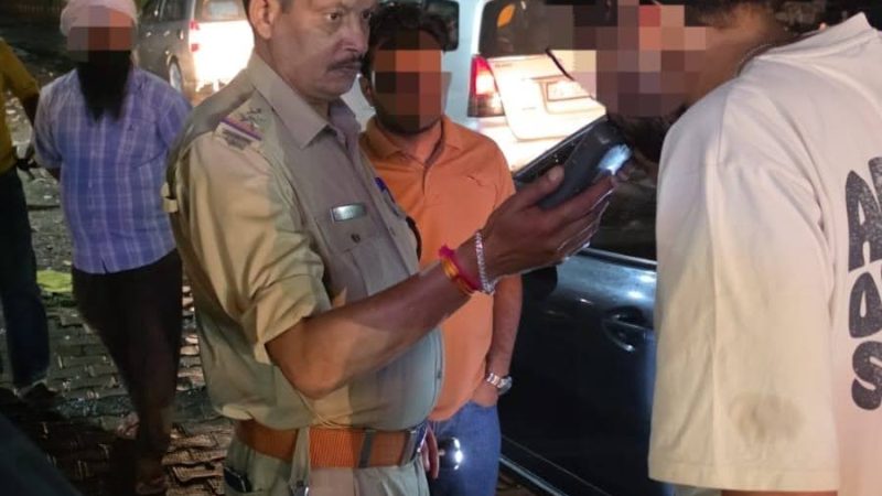 एक्शन: भारी बारिश के बीच दून पुलिस की ‘नाइट स्ट्राइक’, 700 से अधिक लोगों से की पूछताछ