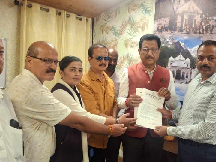 आक्रोश: राहुल गांधी के खिलाफ दर्ज मुकदमे को निरस्त करने की मांग, कांग्रेस ने डीजीपी को सौंपा ज्ञापन