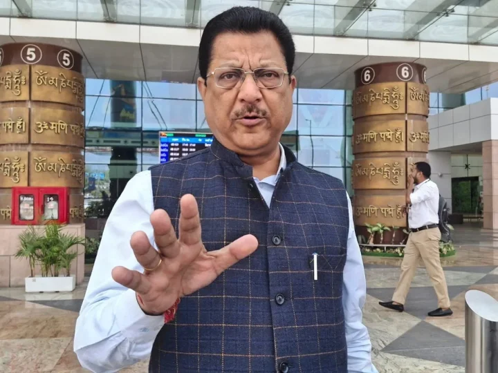 खड़गे के दौरे की सफलता से भाजपा बौखलाई : धस्माना
