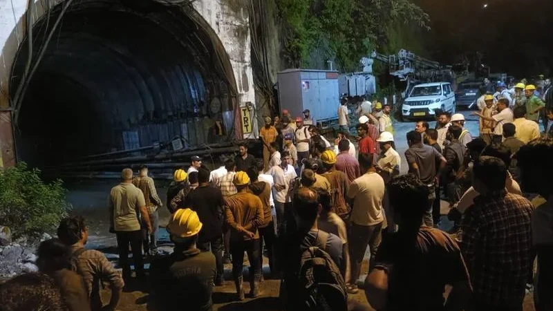 टनल में मलबा-पानी भरने से मचा हड़कंप, कुल 22 व्यक्तियों के फंसने की सूचना, 16 लोगों का हुआ रेस्क्यू