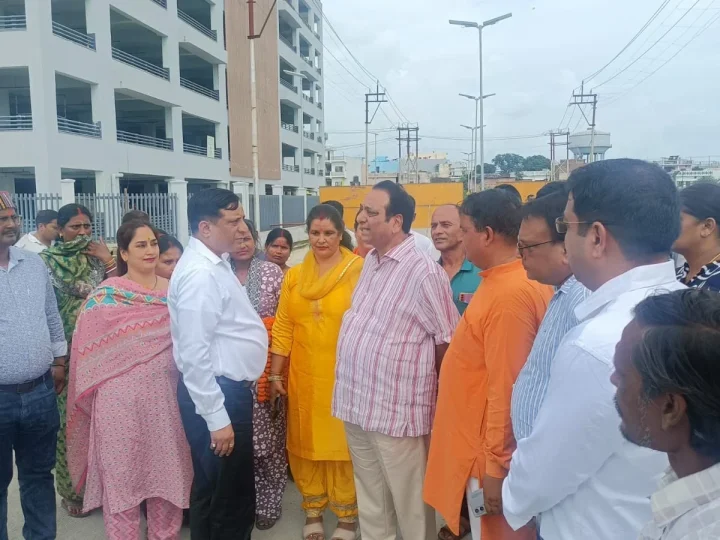 आढ़त बाजार के विकास कार्यों का विधायक विनोद चमोली और एमडीडीए उपाध्यक्ष IAS बंशीधर तिवारी ने किया स्थलीय निरीक्षण, नवीन आढ़त बाजार का निर्माण पूरा, व्यापारियों को जल्द मिलेगा लाभ