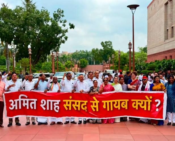 आवाज़: विपक्षी सांसदों ने संसद में गांधी की प्रतिमा से मकर द्वार तक निकाला मार्च, गृह मंत्री से सदन में जवाब देने की मांग
