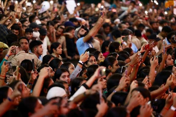 मुद्दा: आज़ की राजनीति में यथार्थ से कटे कथानकों का अस्थिर जीवनकाल होता है