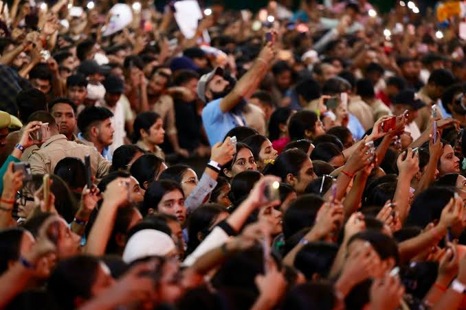 मुद्दा: आज़ की राजनीति में यथार्थ से कटे कथानकों का अस्थिर जीवनकाल होता है