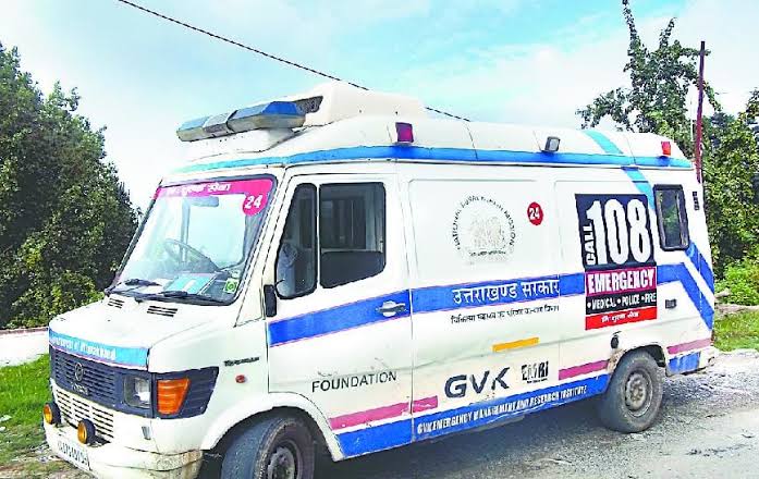 दुश्वारियां: डॉक्टरों ने रेफर किया हाई सेंटर, महिला ने एंबुलेंस में ही दे दिया बच्चे का जन्म